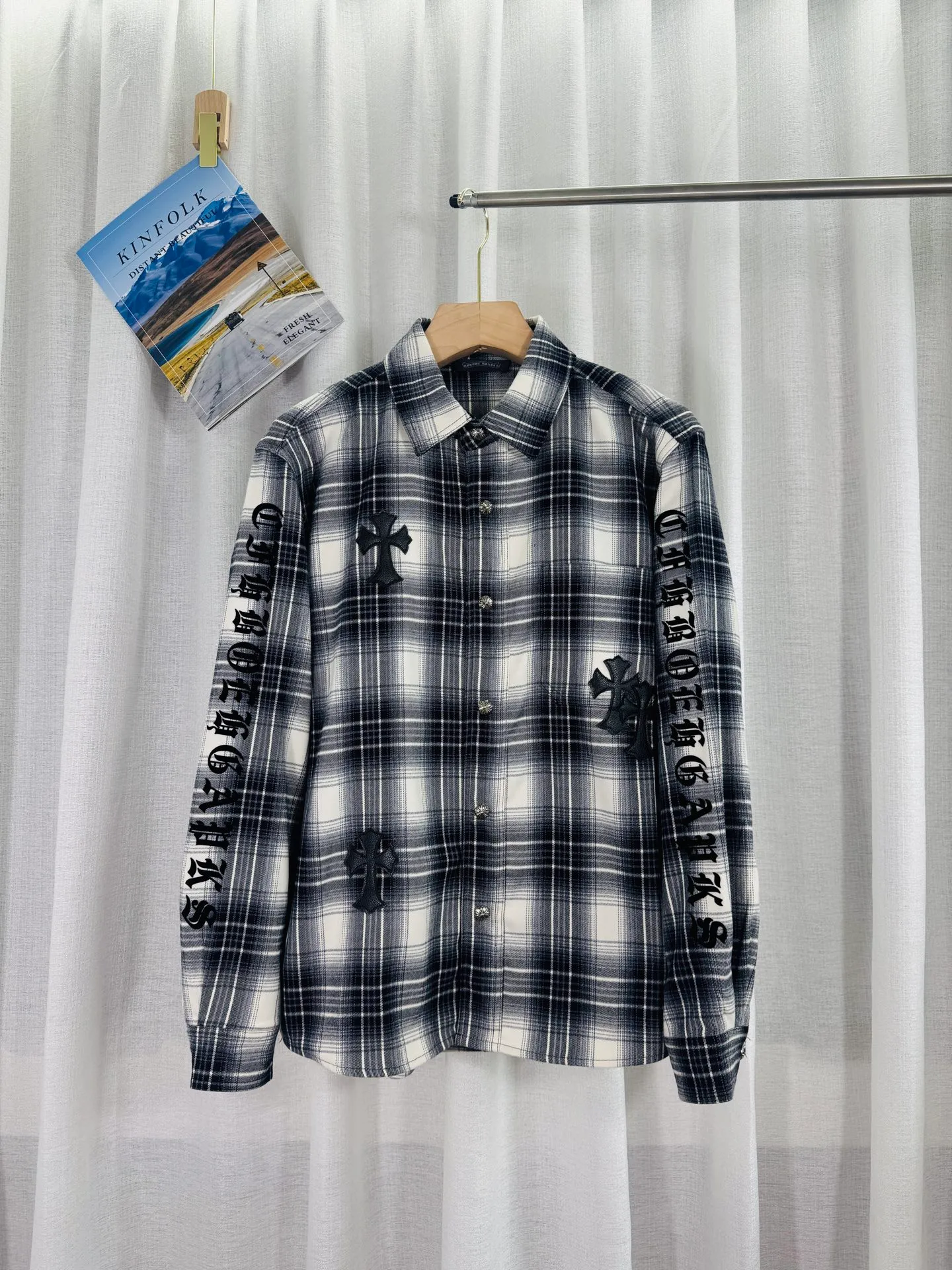 P250 top version, real shot without P, ​​different from market currency) 𝗖𝗵𝗿𝗼𝗺𝗲 𝗛𝗲𝗮𝗿𝘁𝘀/Cro Xin 2025 leather plaid shirt Accessories: Original model-opening collar label ➕100% silk wash water label. Genuine purchase-grade original hangtag➕matching hanging rope➕3D hanging beads➕original packaging bag. Craftsmanship: The original version has consistent wiring! The highest version of the armhole matching technique! Color: Red Black Size: S M L XL Style No.: 8001